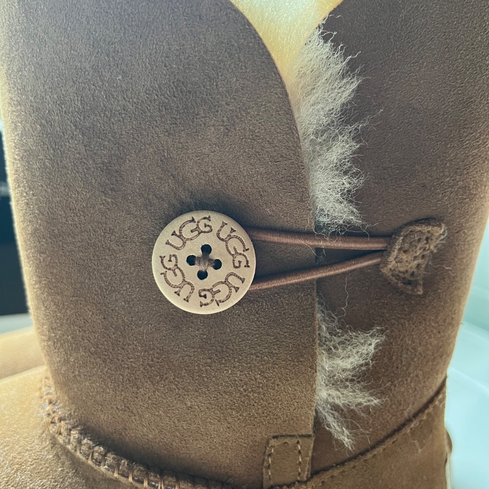 UGG Bailey Button (Chestnut) - Picture 3 of 6